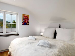 5 habitaciones, escritorio y tabla de planchar con plancha 