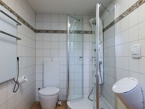 Douche, sèche-cheveux, serviettes fournies