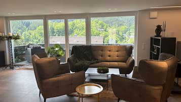 Fernseher, Tischtennisplatte, Bücher, Musikbibliothek