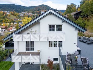 Outdoor dining - Waldklang Refugium | table football | smarthome | sauna | fenced | 14 people (Alpirsbach)