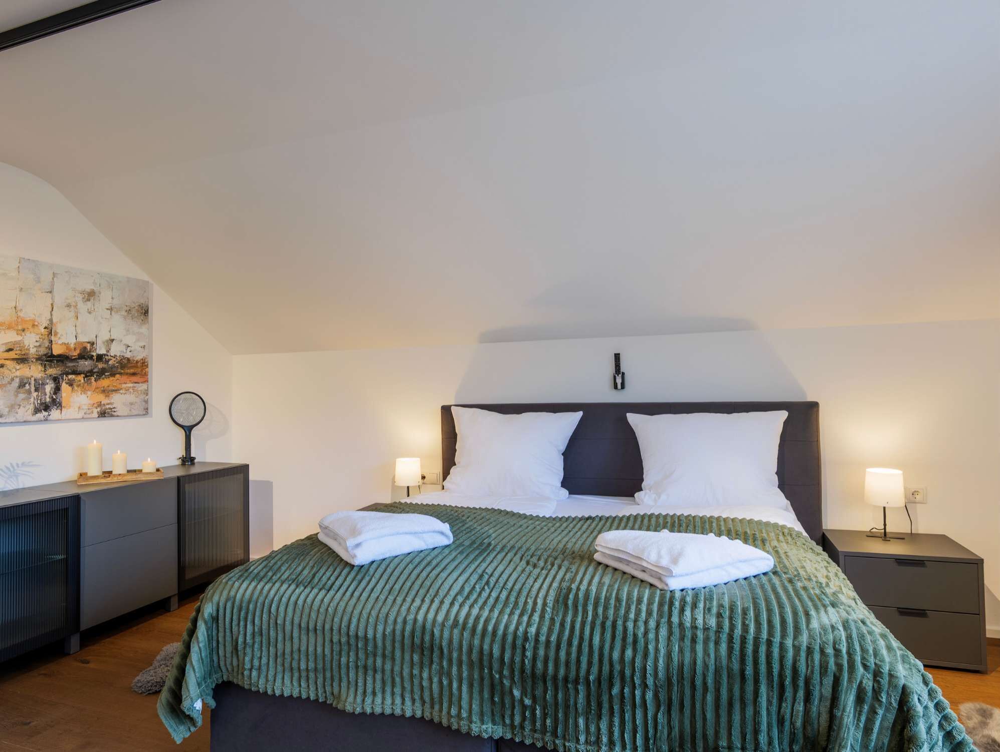 7 Schlafzimmer, Schreibtisch, Bügeleisen/Bügelbrett, Reisekinderbett