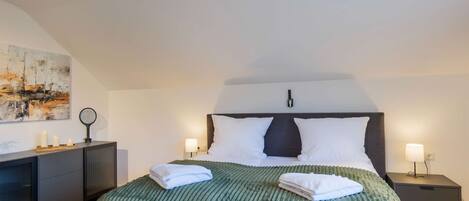 7 Schlafzimmer, Schreibtisch, Bügeleisen/Bügelbrett, Reisekinderbett