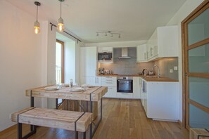 Kylskåp, mikrovågsugn, ugn och diskmaskin