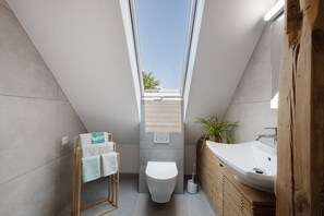 Shower, hair dryer, towels - Apartment 'Skyline Suite' with Wi-Fi (Bayreuth)