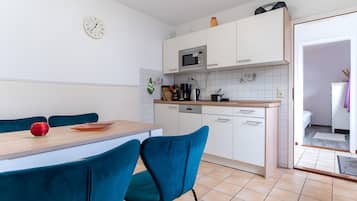 Kühlschrank, Mikrowelle, Herdplatte, Geschirrspüler