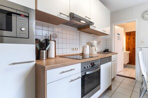 Fridge, microwave, oven, stovetop - Apartment 'Leeven' with Private Terrace, Shared Garden and Wi-Fi (Büsum)