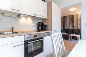 Kjøleskap, mikrobølgeovn, ovn og kokeplater