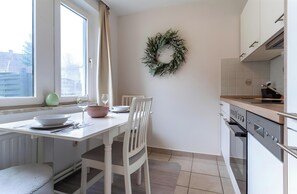 Fridge, microwave, oven, stovetop - Apartment 'Malia', Shared Terrace and Wi-Fi (Büsum)