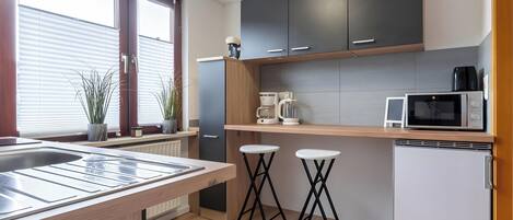 Refrigerador, microondas, parrilla de estufa y cafetera y tetera