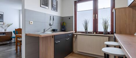 Jääkaappi, mikroaaltouuni, liesi, kahvin-/teenkeitin