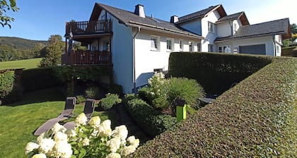 Ferienwohnung 'Wahl' mit Bergblick, Balkon und Wi-Fi