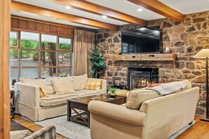 Smart TV - The Horseshoe Hideaway | Lake Harmony Cabin w/ Hot Tub & Game Porch (Lake Harmony)