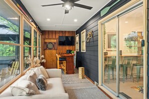Smart TV - The Horseshoe Hideaway | Lake Harmony Cabin w/ Hot Tub & Game Porch (Lake Harmony)