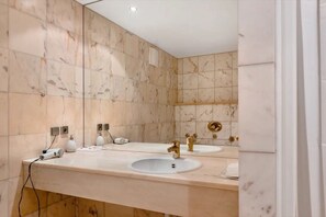 Shower, hair dryer, towels - Room '2 Bett Ohne Seeblick' with Shared Terrace, Balcony and Wi-Fi (Reichenau)