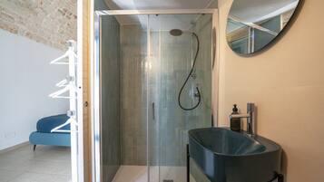 Douche, sĂšche-cheveux, serviettes fournies, papier toilette