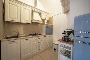 Een koelkast, een microgolfoven, een kookplaat, een vaatwasser