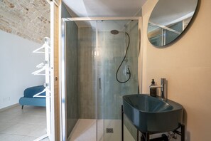 Shower, hair dryer, towels, toilet paper