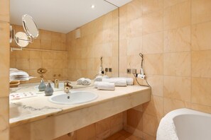 Shower, hair dryer, towels - Room '3-Bett Mit Seeblick' with Lake View, Shared Terrace and Wi-Fi (Reichenau)