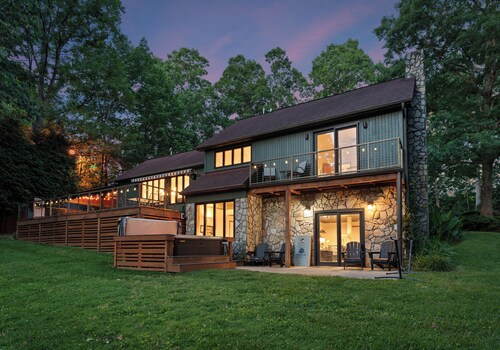 Shady Daze: Waterfront Home w/ Deck, Hot Tub & Lake Views