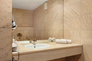 Ducha, secador de pelo y toallas