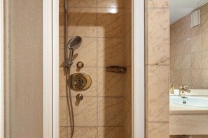 Shower, hair dryer, towels - Room '3-Bett Ohne Seeblick' with Shared Terrace, Balcony and Wi-Fi (Reichenau)