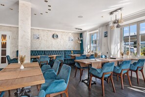 Dining - Room '2-Bett Ohne Seeblick' with Shared Terrace, Balcony and Wi-Fi (Reichenau)