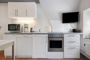 Kühlschrank, Ofen, Herdplatte, Wasserkocher mit Kaffee-/Teezubehör