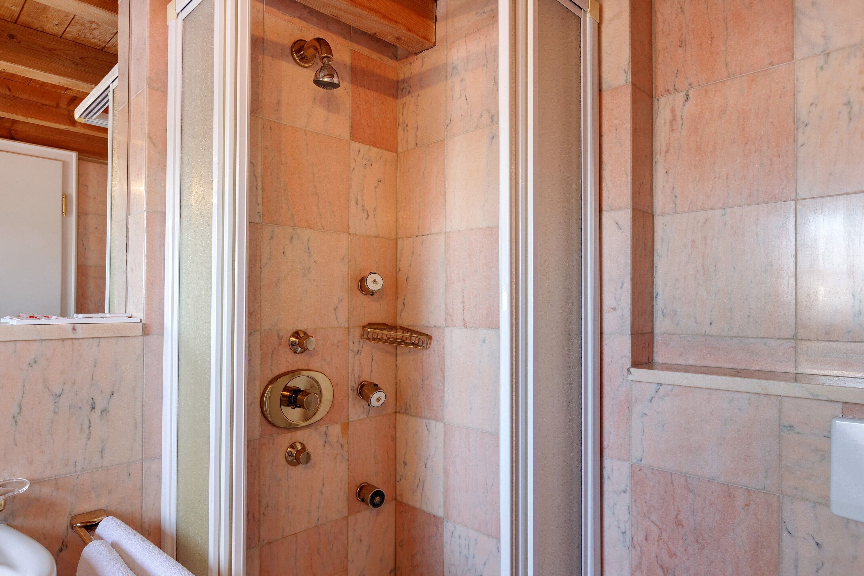 Dusche, Haartrockner, Handtücher