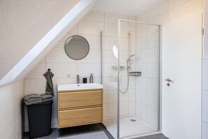 Dusche, Haartrockner, Handtücher