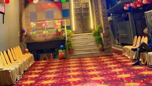 L’entrée d’un hôtel, avec une enseigne indiquant « Old Town A Family Restaurant » et un tapis coloré à motifs.