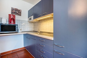 A compact kitchen with a microwave, coffee maker, and a sink. - Apartment 'B 53' with Wi-Fi (Dranske)