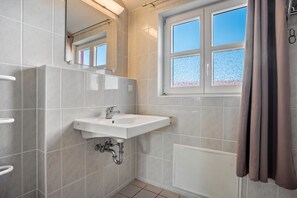 Een douche, een haardroger, handdoeken