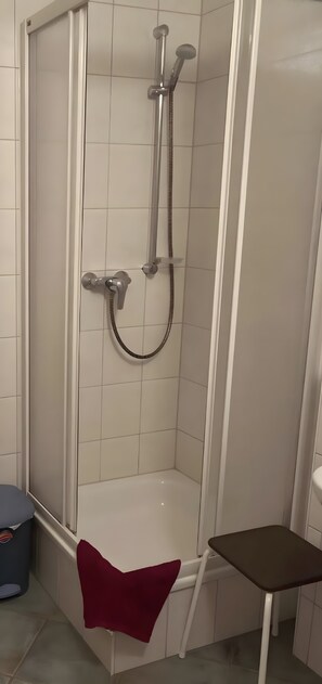 Douche, serviettes fournies