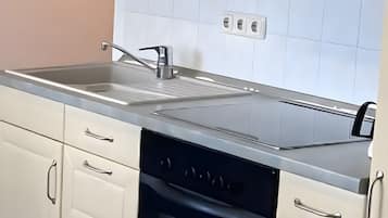 Kühlschrank, Ofen, Herdplatte, Wasserkocher mit Kaffee-/Teezubehör