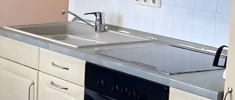 Wasserkocher mit Kaffee-/Teezubehör, Kühlschrank, Ofen, Herdplatte