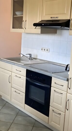 Refrigerador, horno, placa de cocina, cafetera/tetera