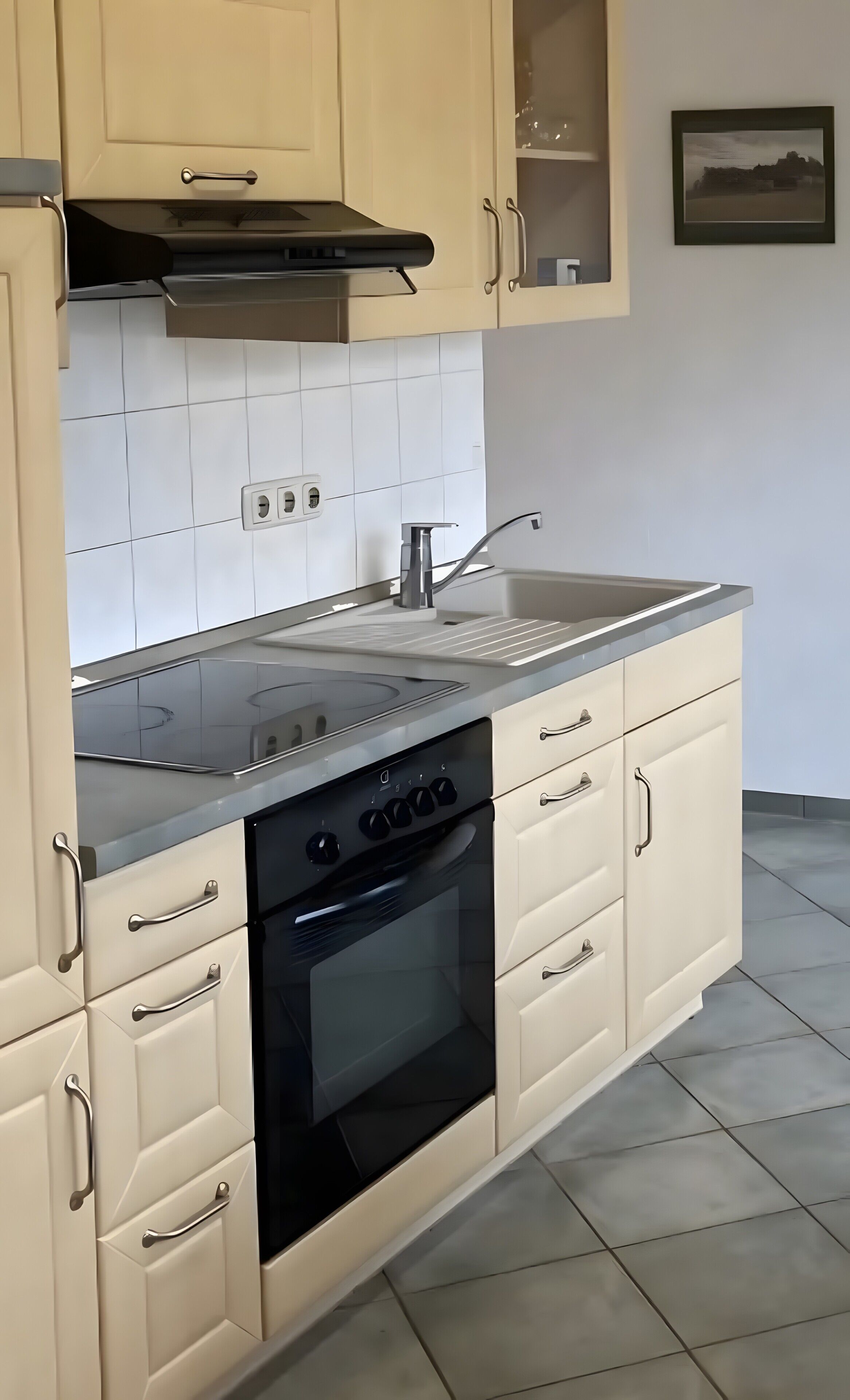 Kühlschrank, Ofen, Herdplatte, Wasserkocher mit Kaffee-/Teezubehör