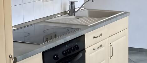 Fridge, oven, stovetop, coffee/tea maker