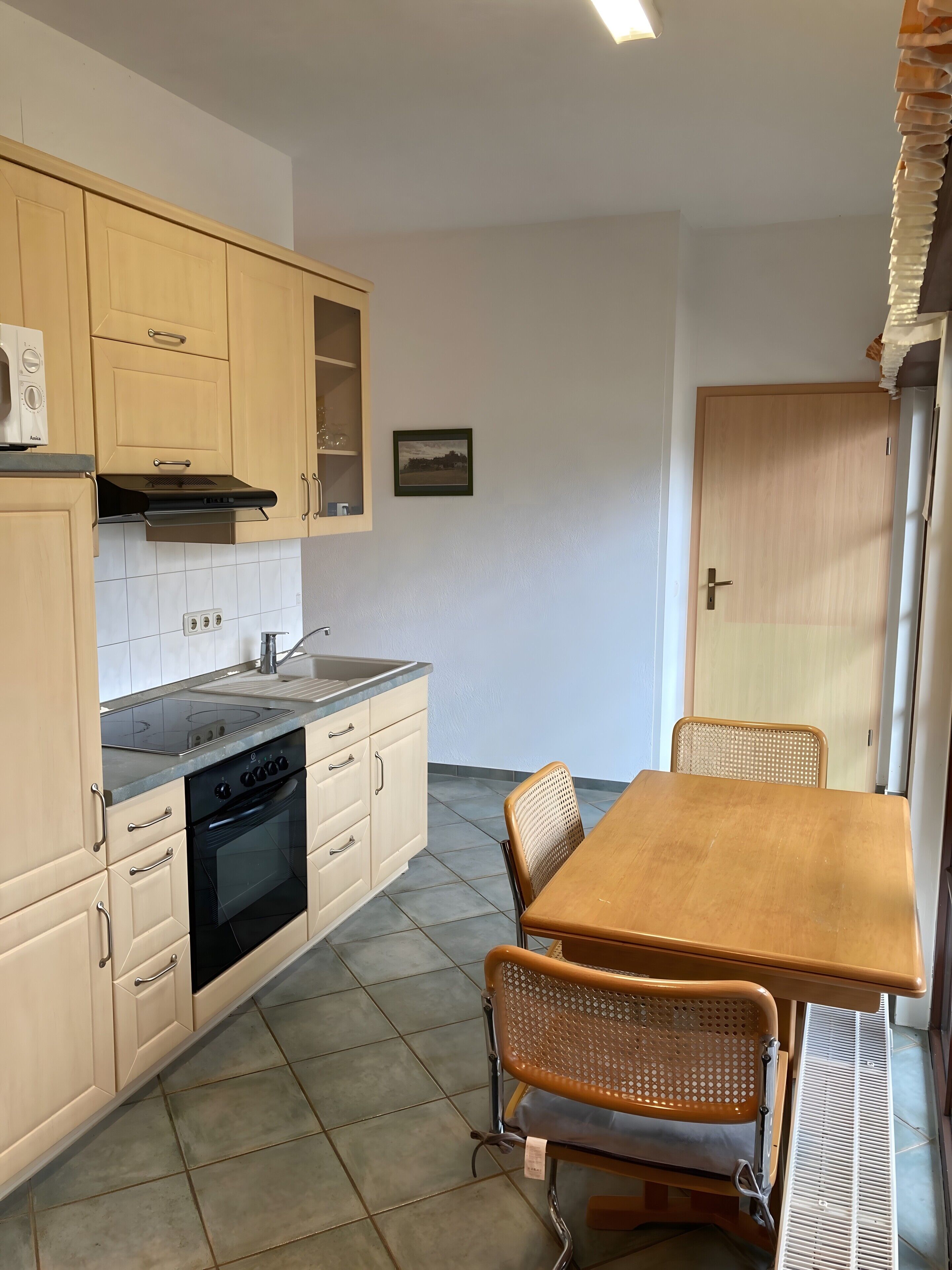 Kühlschrank, Ofen, Herdplatte, Wasserkocher mit Kaffee-/Teezubehör