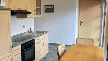 Kühlschrank, Ofen, Herdplatte, Wasserkocher mit Kaffee-/Teezubehör