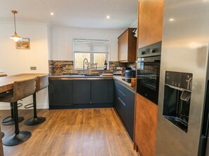 Dishwasher, cookware/dishes/utensils - Ty Copr (Amlwch)