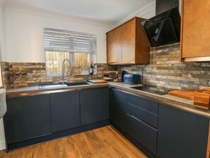 Lave-vaisselle, batterie de cuisine, vaisselle et ustensiles