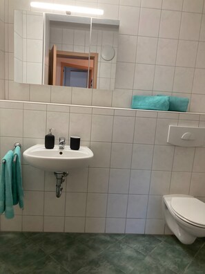 Chuveiro, toalhas de banho