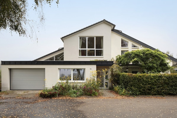 A modern two-story house with a garage, large windows, and a well-maintained garden. - Apartment 'Tuniberg' with Wi-Fi (Umkirch)