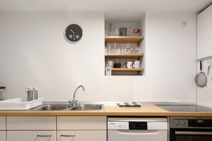 Fridge, oven, stovetop, dishwasher