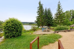 Un parc au bord du lac, doté d’une terrasse en bois, d’une aire de jeux et d’un kiosque.