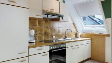 Jääkaappi, uuni, liesi, kahvin-/teenkeitin