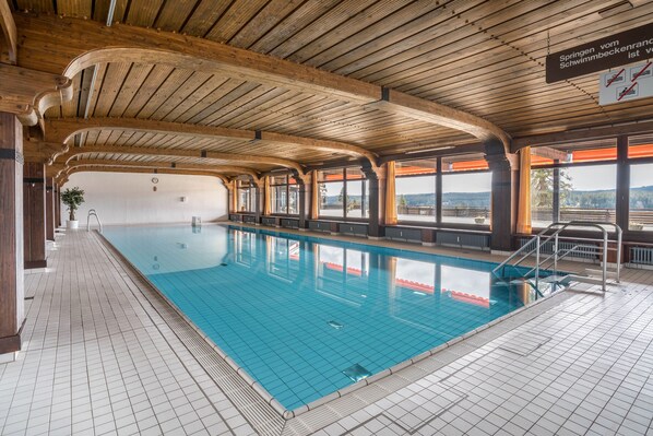 Una piscina techada, una piscina climatizada