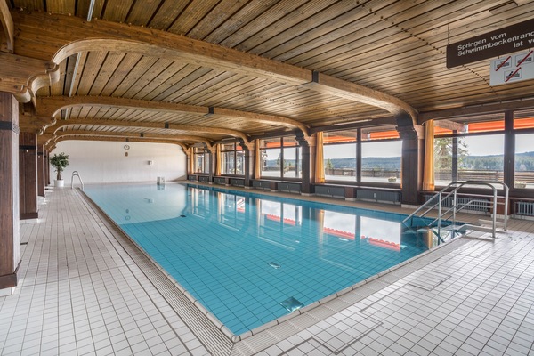 Una piscina cubierta, una piscina climatizada
