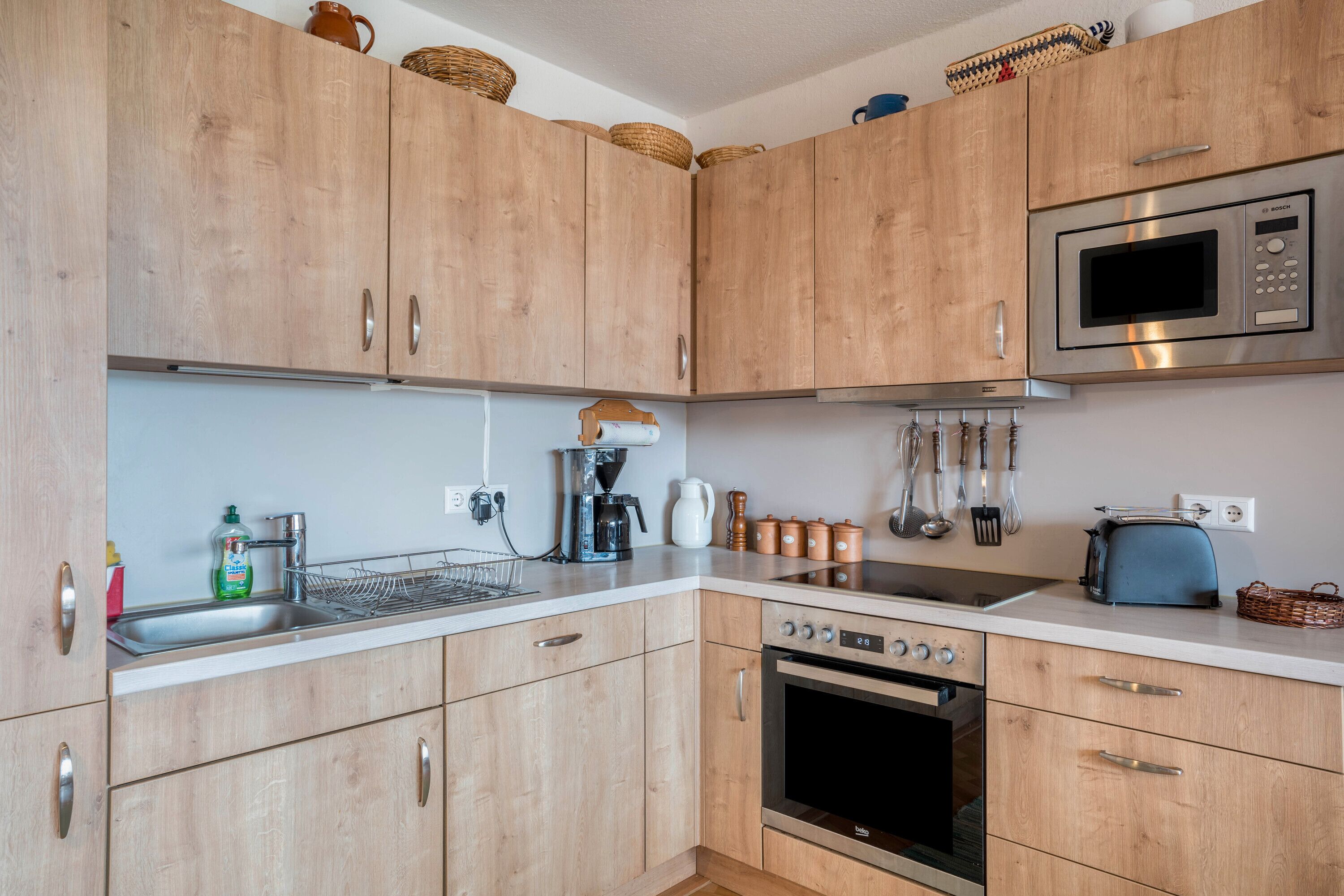 Kühlschrank, Mikrowelle, Ofen, Herdplatte